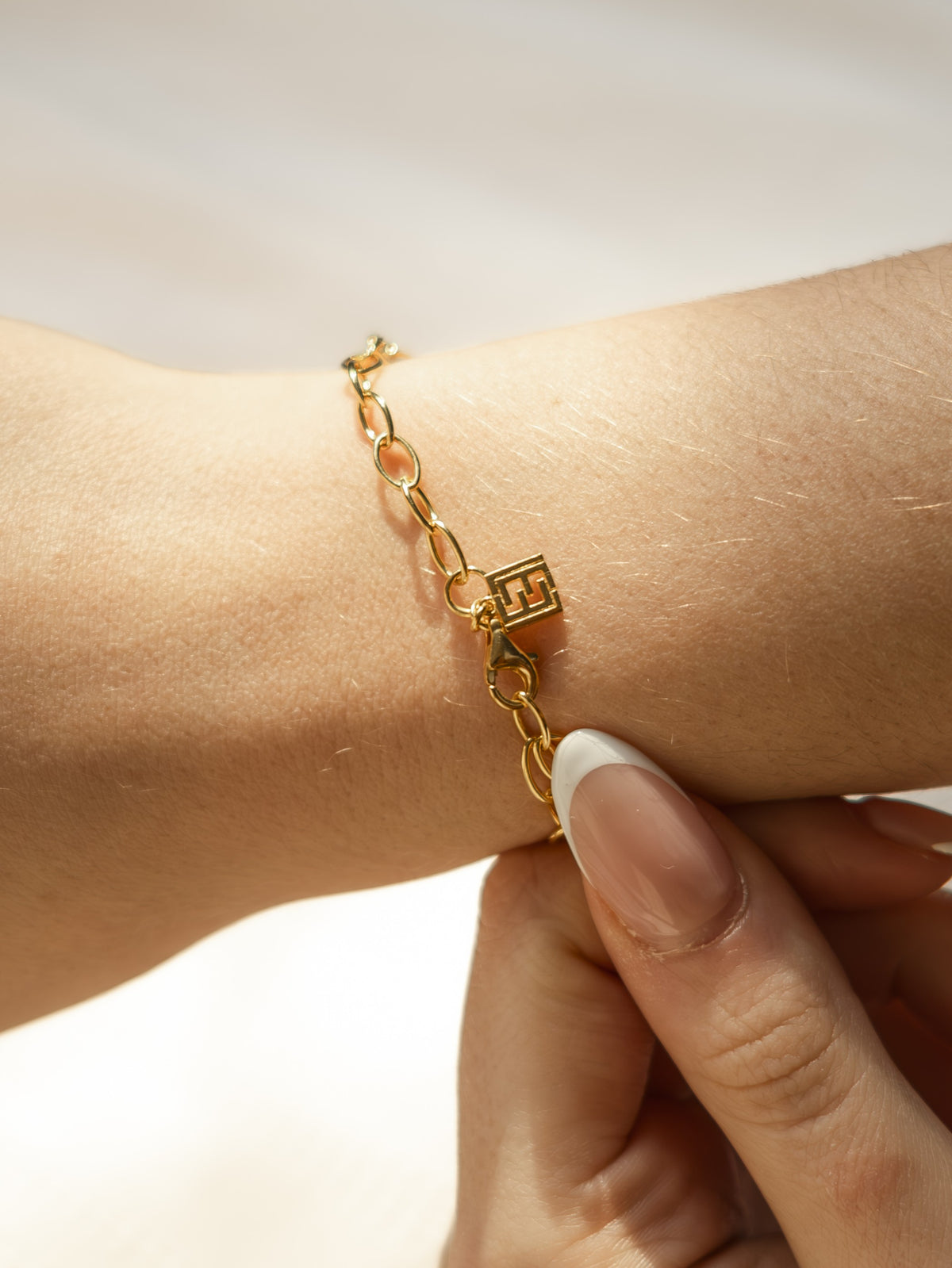 Storia oval link charm bracelet clasp detail in gold vermeil