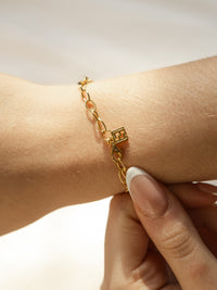 Storia oval link charm bracelet clasp detail in gold vermeil