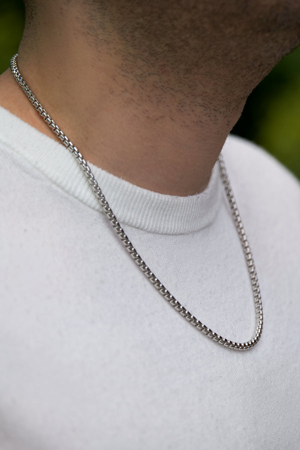 Man wearing box chain in Rhodium finish