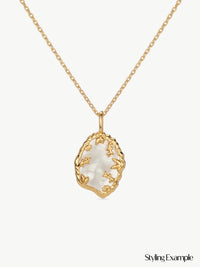 mother of pearl pendant gold on trace chain