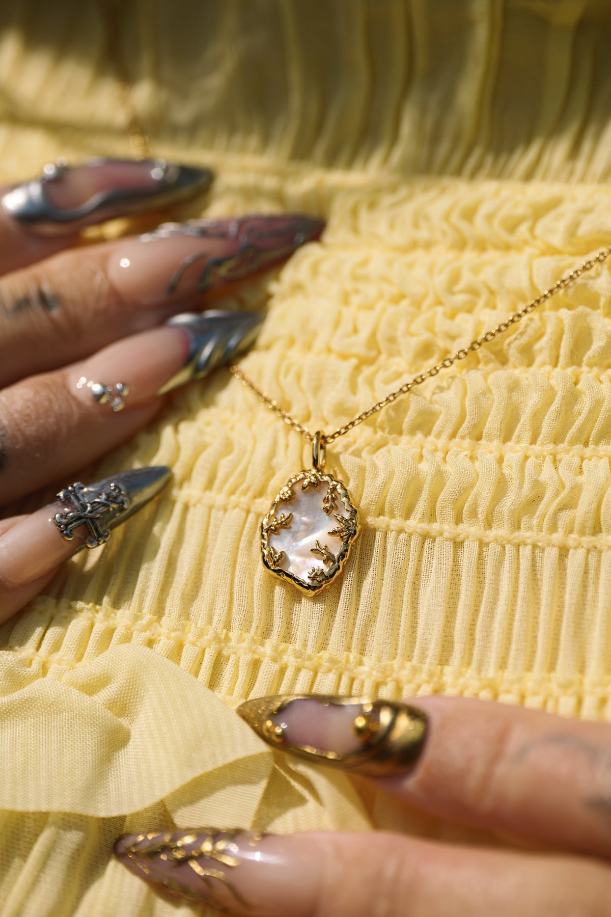 Flora mother of pearl pendant gold on trace chain